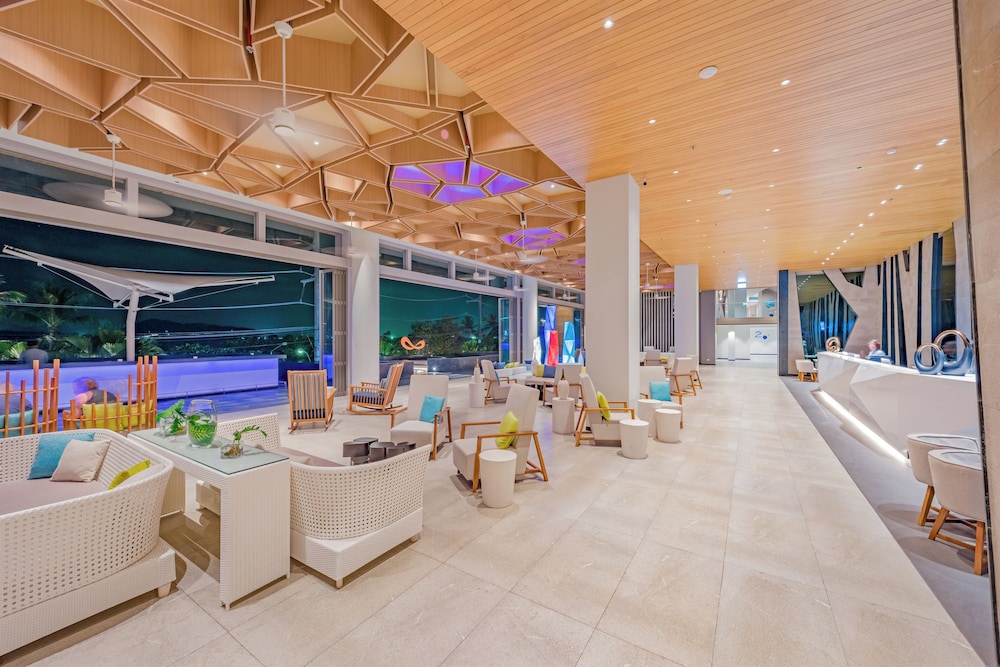 Oceanfront Beach Resort — Hotel building in Patong Beach, Phuket Province