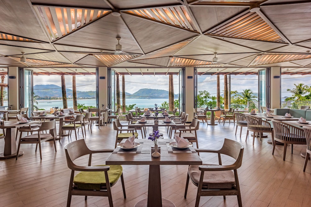 Oceanfront Beach Resort — Restaurant & bars in Patong Beach, Phuket Province