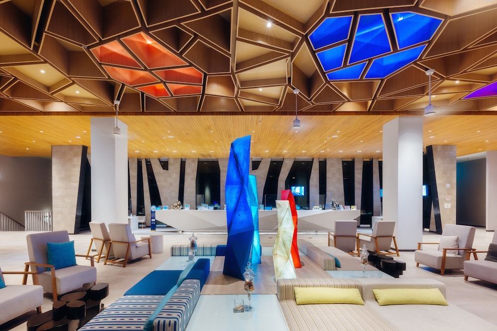 Oceanfront Beach Resort — Hotel building in Patong Beach, Phuket Province