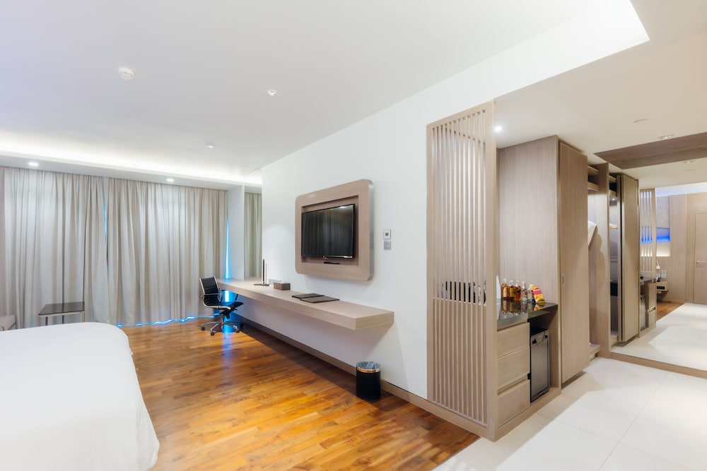 Oceanfront Beach Resort — Hotel rooms in Patong Beach, Phuket Province