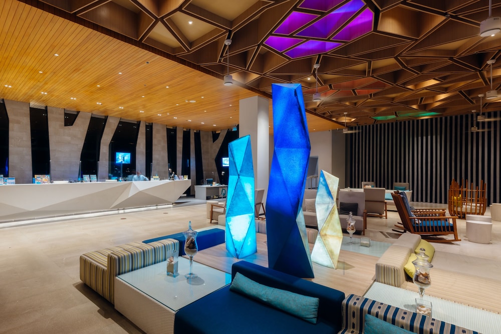 Oceanfront Beach Resort — Hotel building in Patong Beach, Phuket Province