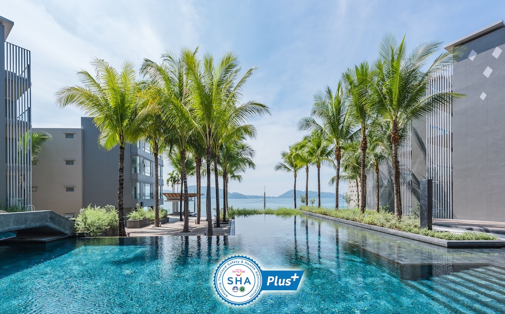 Oceanfront Beach Resort — Swimming pool in Patong Beach, Phuket Province