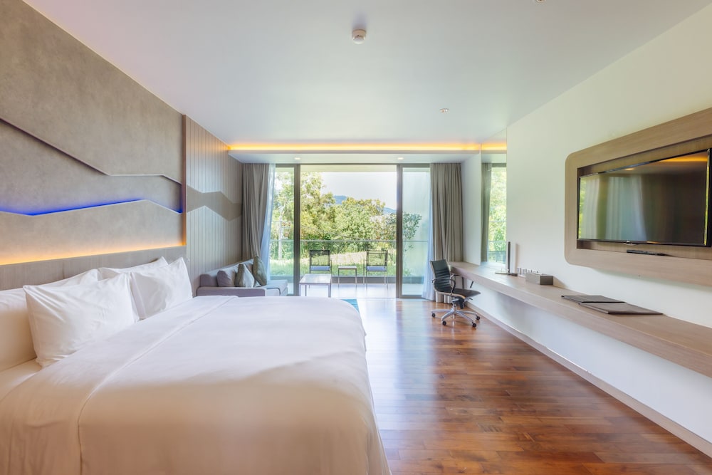 Oceanfront Beach Resort — Hotel rooms in Patong Beach, Phuket Province