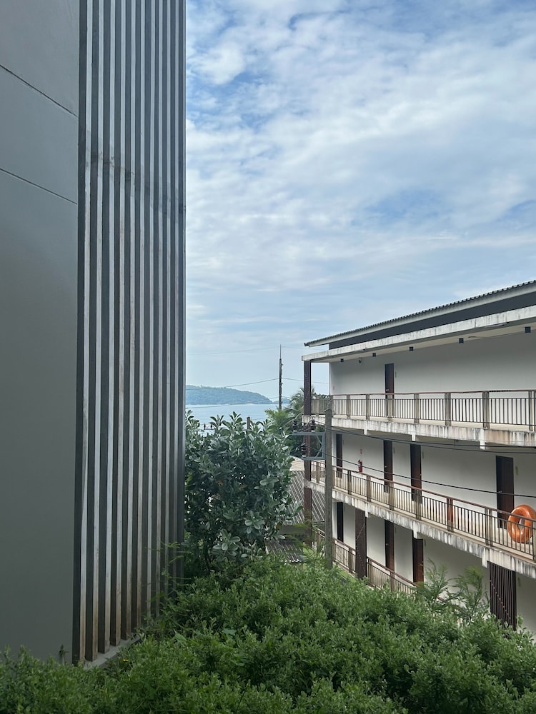 Oceanfront Beach Resort — Hotel building in Patong Beach, Phuket Province