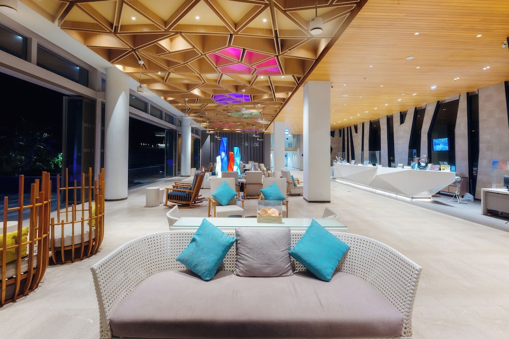 Oceanfront Beach Resort — Hotel building in Patong Beach, Phuket Province