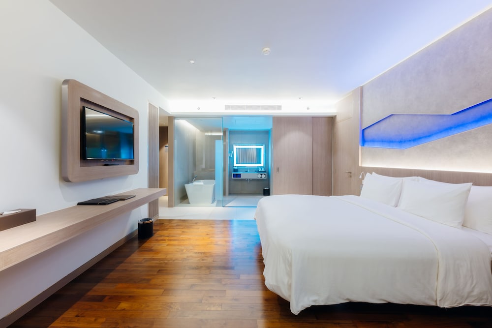 Oceanfront Beach Resort — Hotel rooms in Patong Beach, Phuket Province