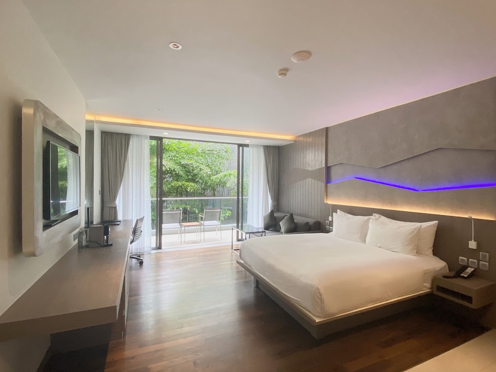 Oceanfront Beach Resort — Hotel rooms in Patong Beach, Phuket Province