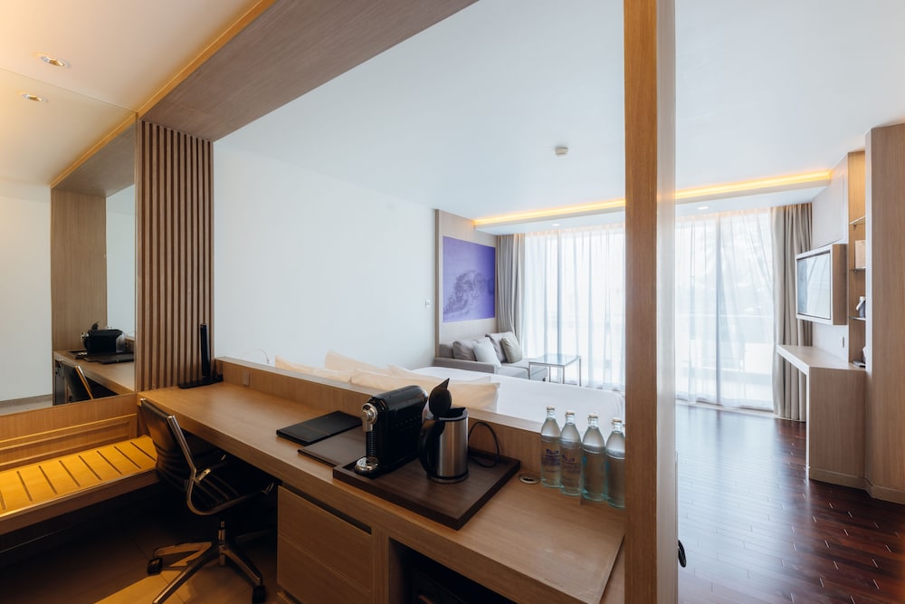 Oceanfront Beach Resort — Hotel rooms in Patong Beach, Phuket Province