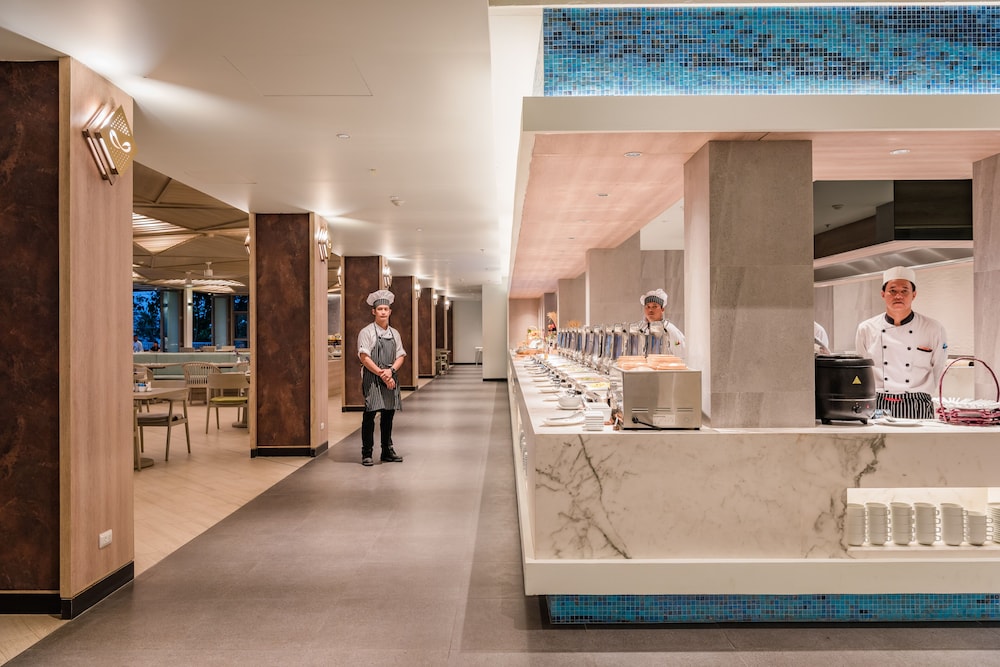 Oceanfront Beach Resort — Restaurant & bars in Patong Beach, Phuket Province