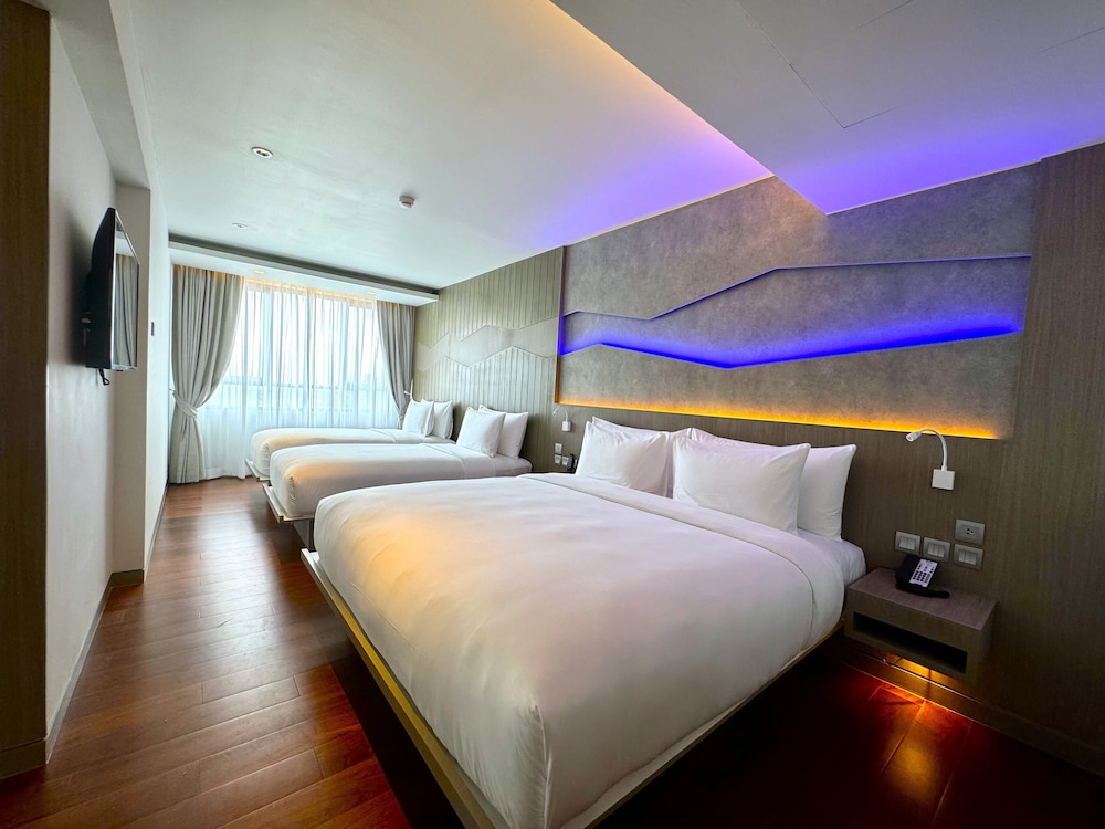 Oceanfront Beach Resort — Hotel rooms in Patong Beach, Phuket Province