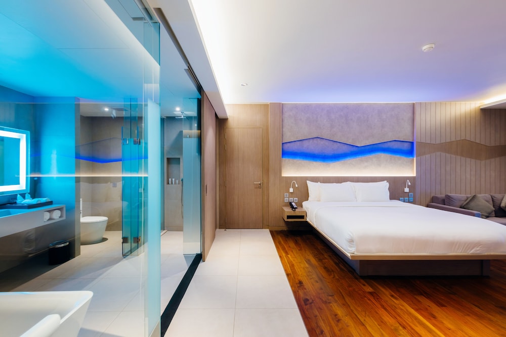 Oceanfront Beach Resort — Hotel rooms in Patong Beach, Phuket Province