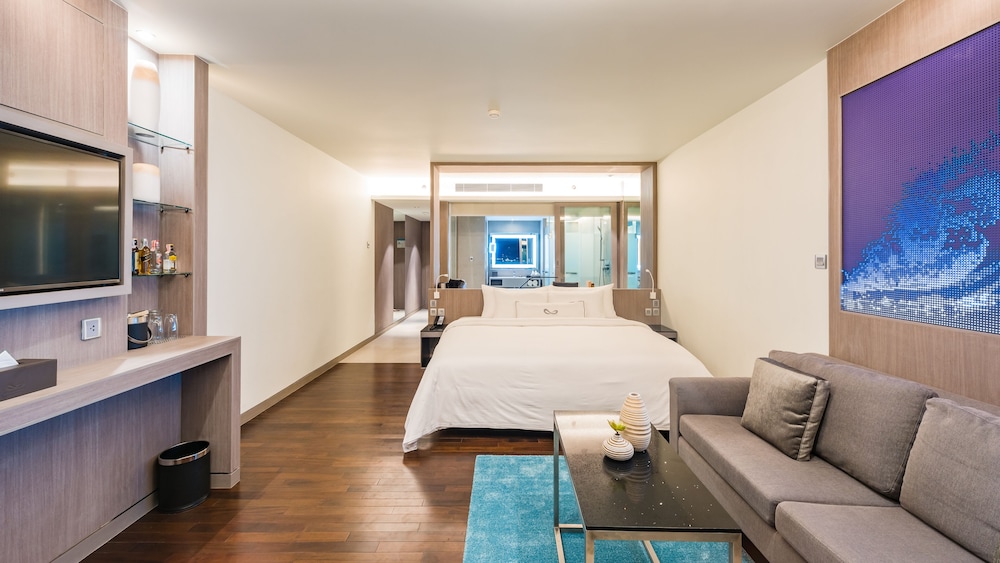 Oceanfront Beach Resort — Hotel rooms in Patong Beach, Phuket Province