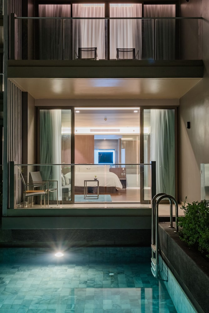 Oceanfront Beach Resort — Hotel rooms in Patong Beach, Phuket Province