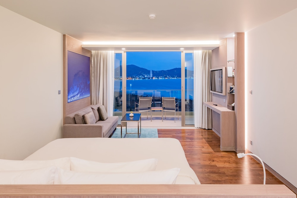 Oceanfront Beach Resort — Hotel rooms in Patong Beach, Phuket Province
