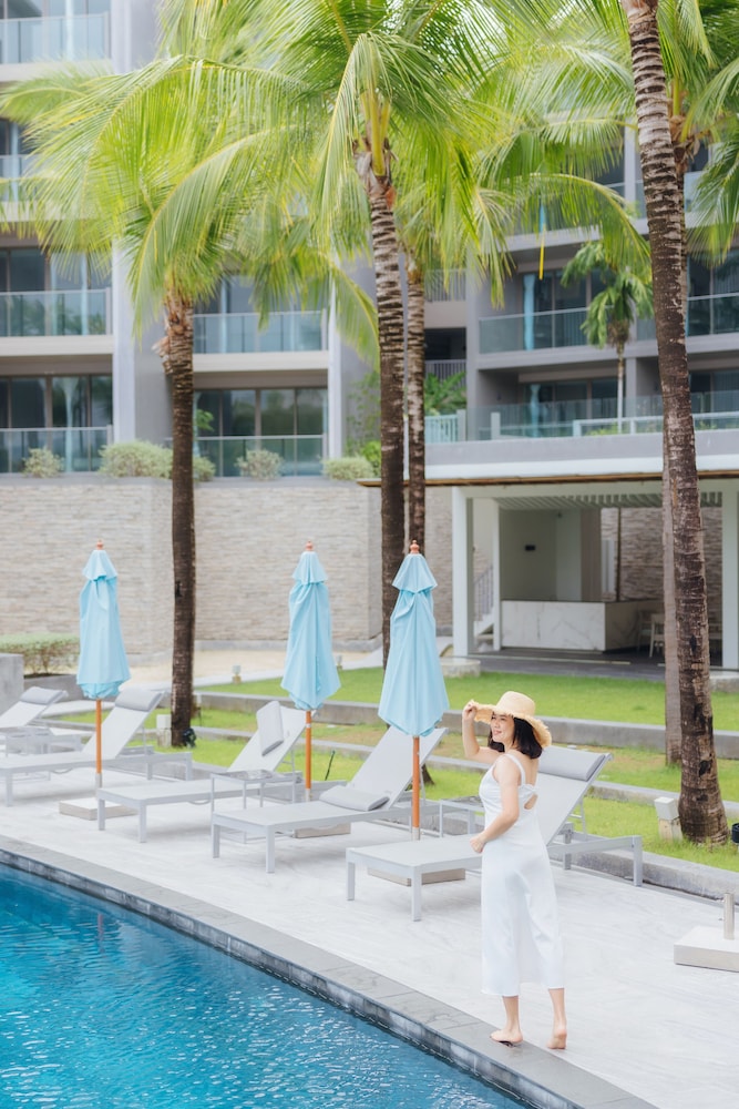 Oceanfront Beach Resort — Swimming pool in Patong Beach, Phuket Province