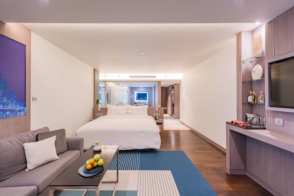 Oceanfront Beach Resort — Hotel rooms in Patong Beach, Phuket Province