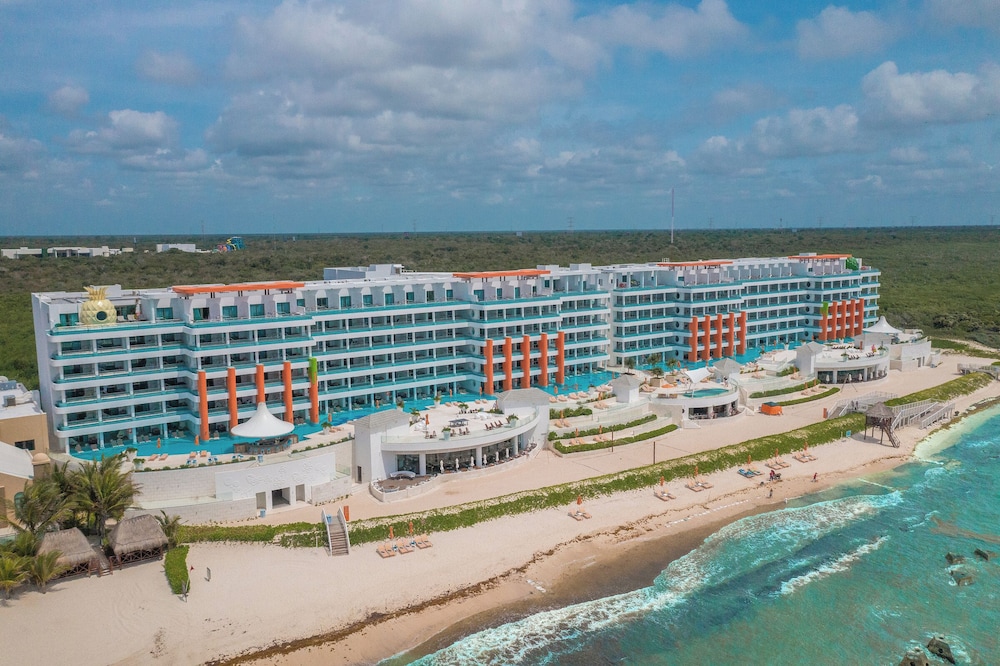 Nickelodeon Hotels & Resorts Riviera Maya - Gourmet by Karisma - All Inclusive — Hotel building in Playa del Carmen, Quintana Roo
