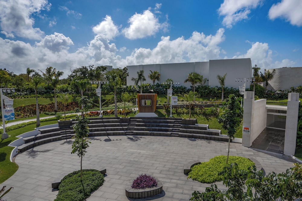 Nickelodeon Hotels & Resorts Riviera Maya - Gourmet by Karisma - All Inclusive — Hotel building in Playa del Carmen, Quintana Roo