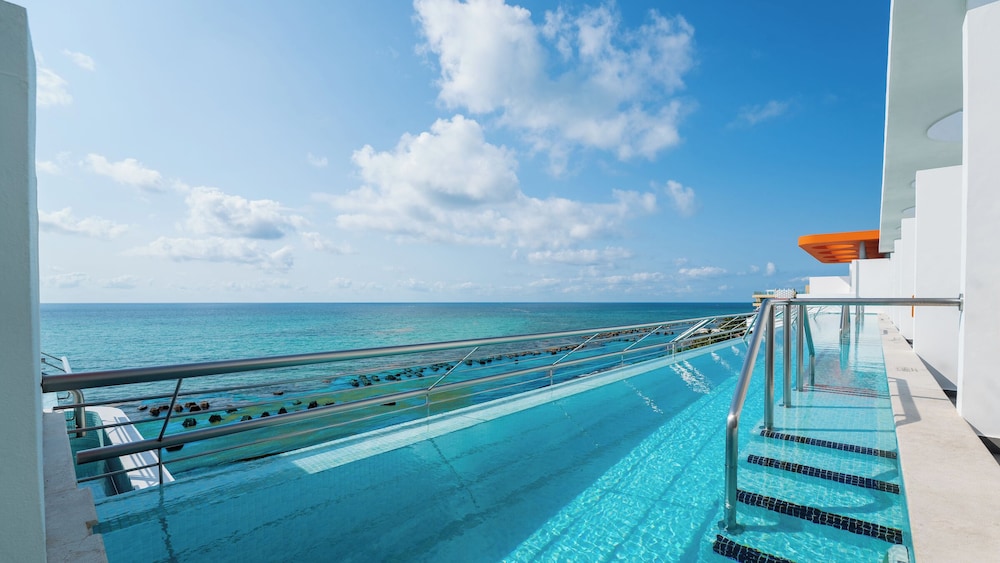 Nickelodeon Hotels & Resorts Riviera Maya - Gourmet by Karisma - All Inclusive — Swimming pool in Playa del Carmen, Quintana Roo