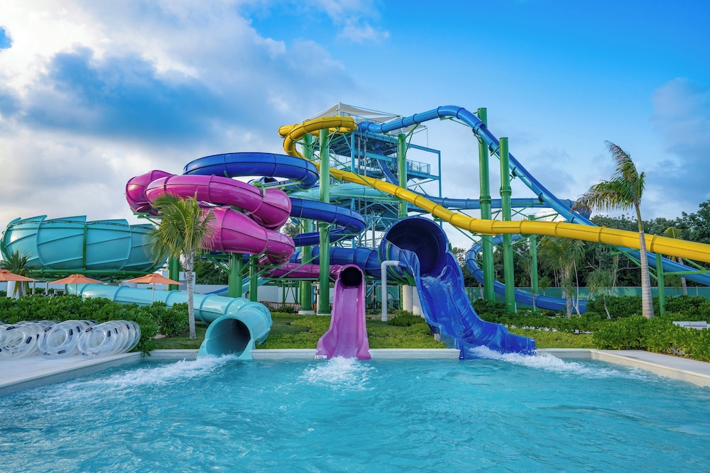 Nickelodeon Hotels & Resorts Riviera Maya - Gourmet by Karisma - All Inclusive — Swimming pool in Playa del Carmen, Quintana Roo