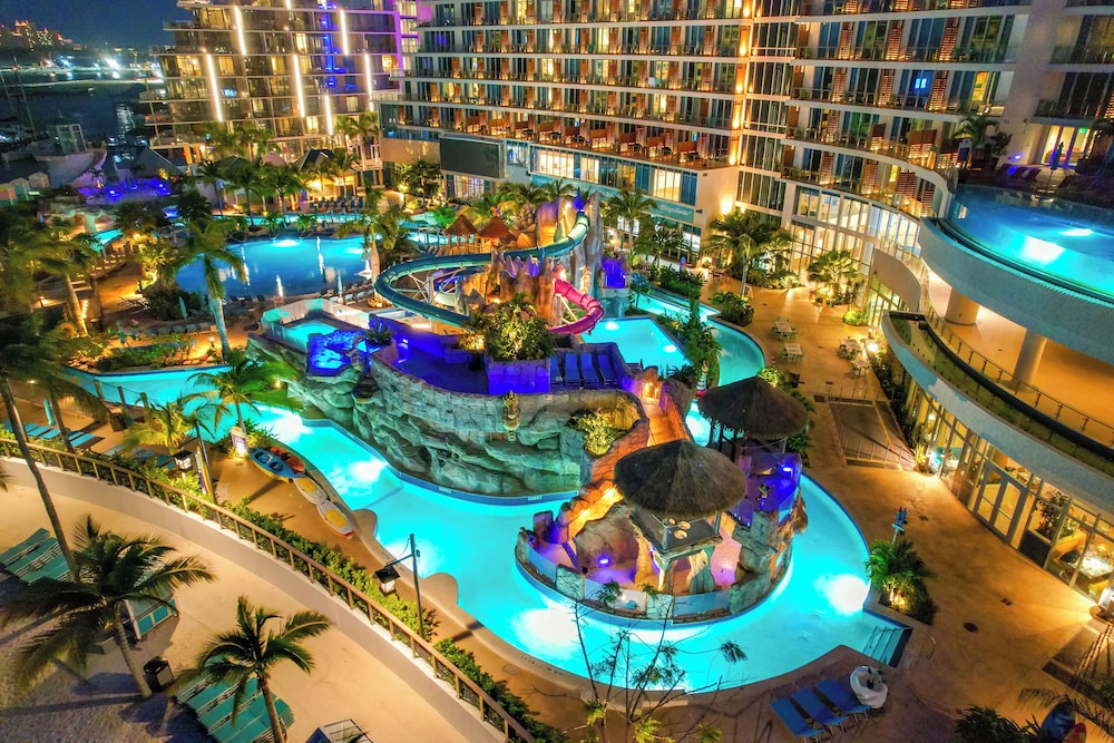 Margaritaville Beach Resort - Nassau — Swimming pool in Nassau, New Providence