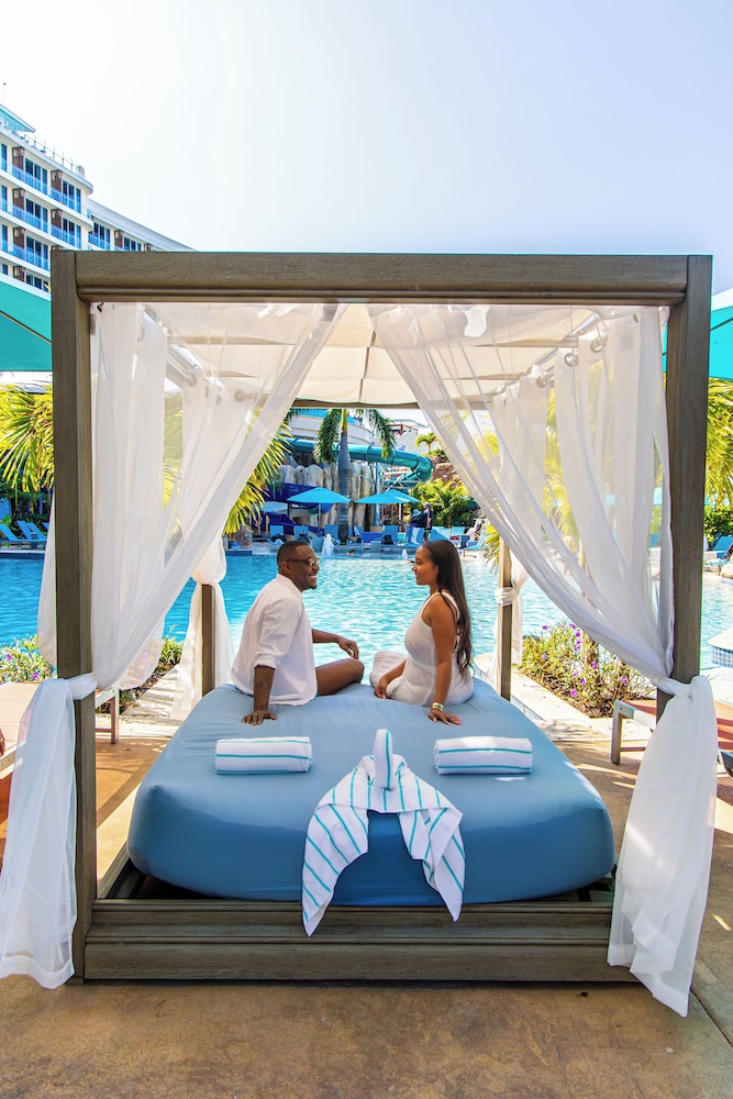 Margaritaville Beach Resort - Nassau — Swimming pool in Nassau, New Providence