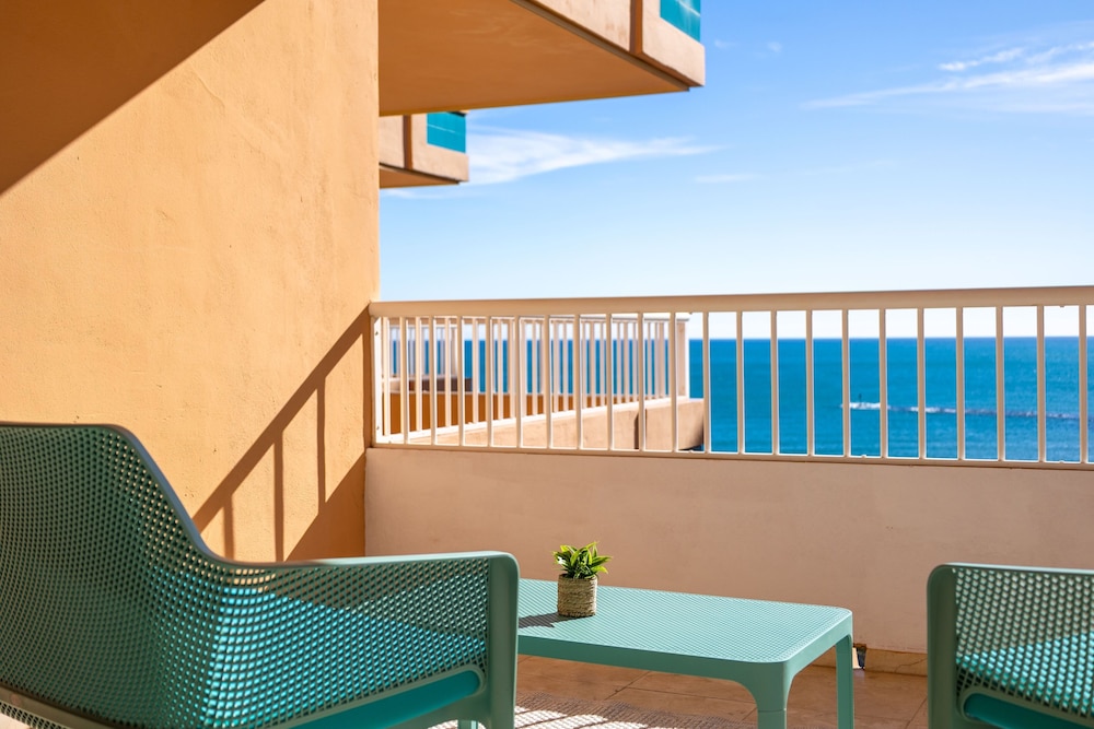 Aparthotel Jabega — Hotel building in Fuengirola, Andalusia