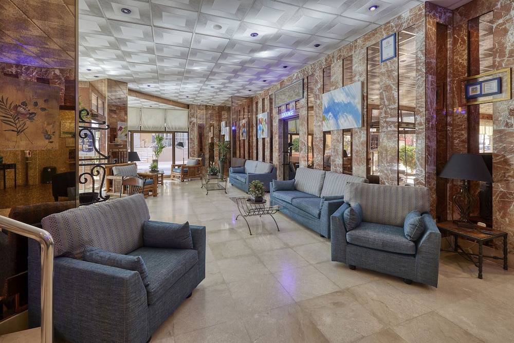Aparthotel Jabega — Hotel building in Fuengirola, Andalusia