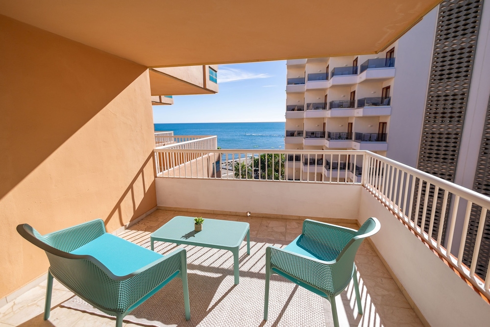 Aparthotel Jabega — Hotel building in Fuengirola, Andalusia