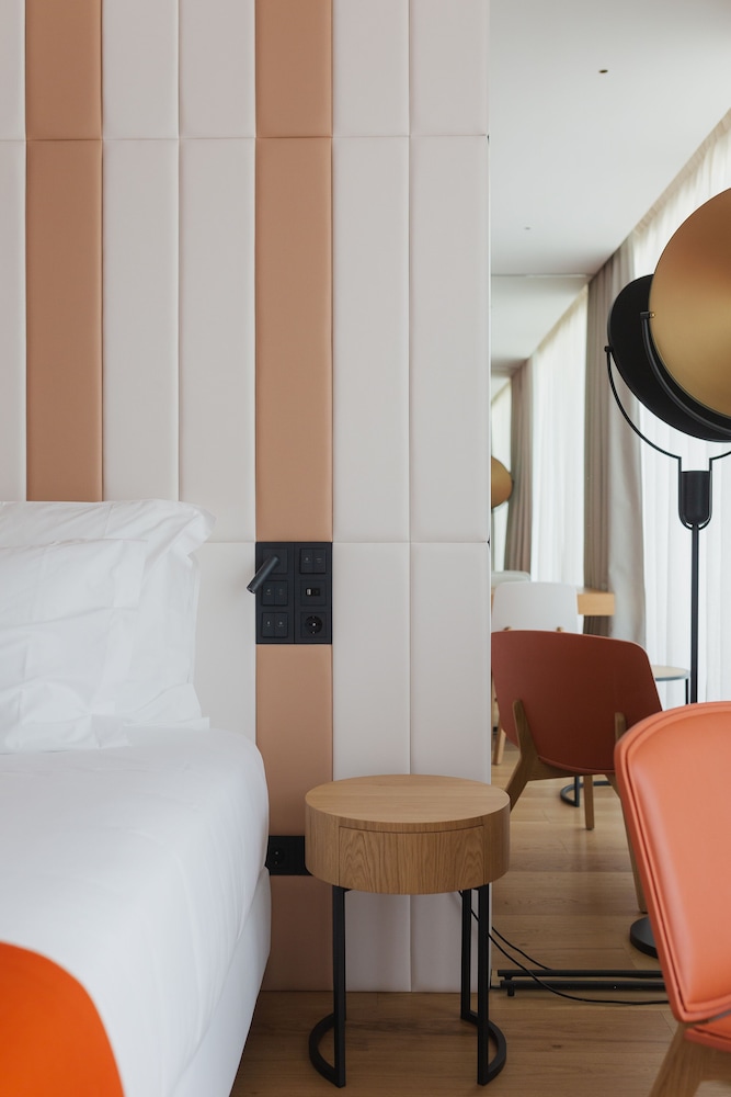 Lumen Hotel & The Lisbon Light Show — Hotel rooms in Lisbon, Lisboa