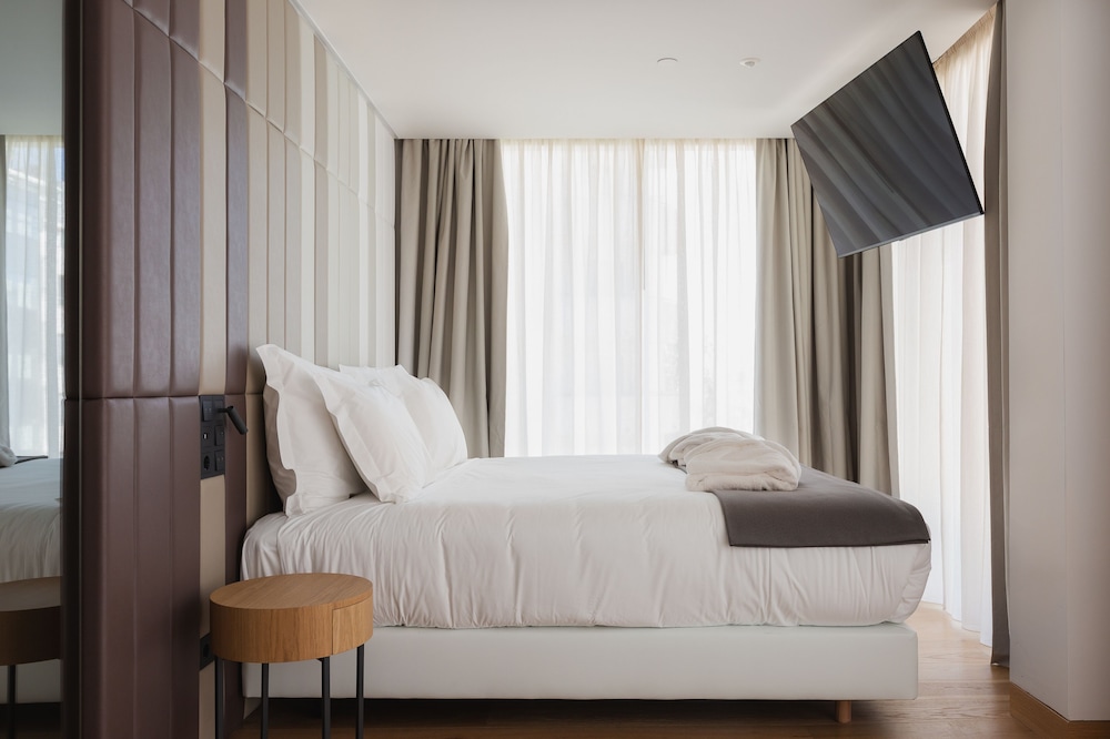 Lumen Hotel & The Lisbon Light Show — Hotel rooms in Lisbon, Lisboa