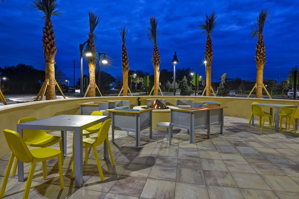 Home2 Suites by Hilton Orlando at Flamingo Crossings — Restaurant & bars in Winter Garden, Florida