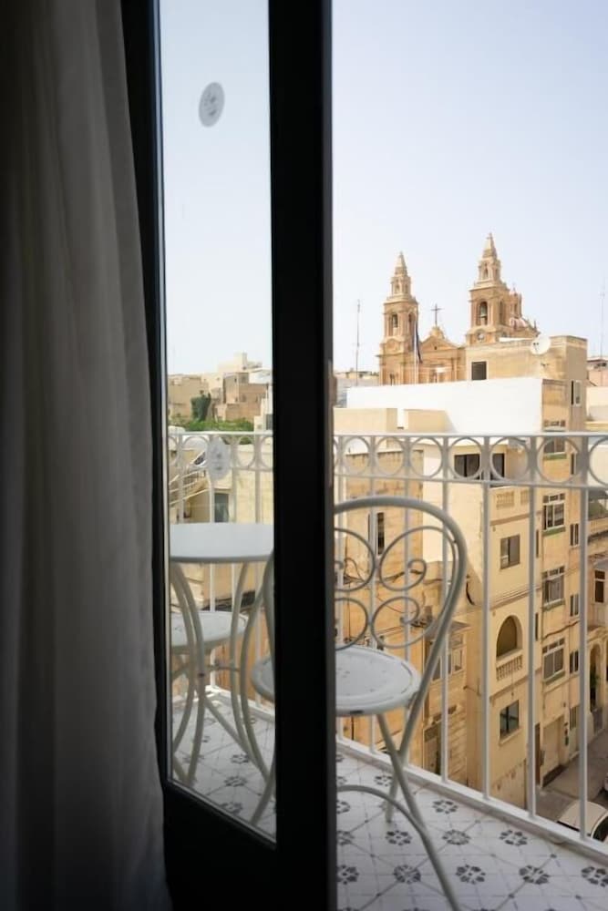 Lady Todd — Hotel rooms in Sliema, Malta Island