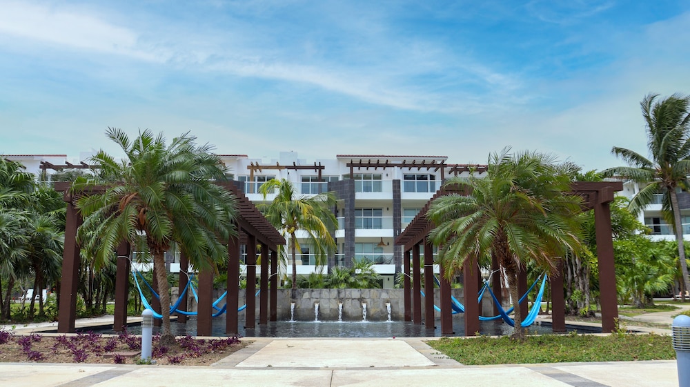 Mareazul Beach Condos Playa Del Carmen — Hotel building in Playa del Carmen, Quintana Roo