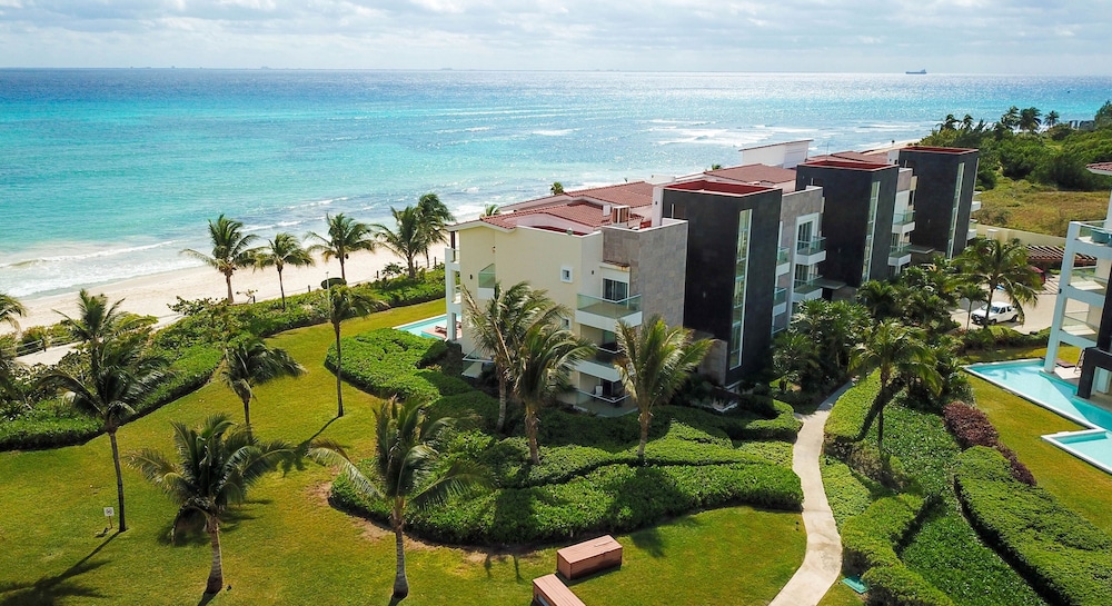 Mareazul Beach Condos Playa Del Carmen — Hotel building in Playa del Carmen, Quintana Roo