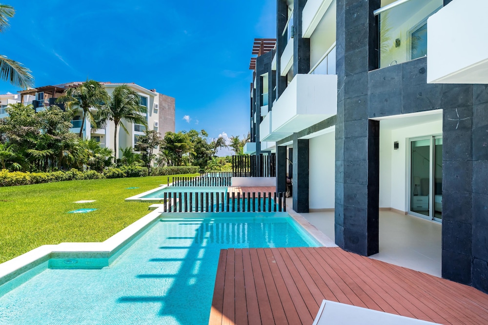 Mareazul Beach Condos Playa Del Carmen — Swimming pool in Playa del Carmen, Quintana Roo