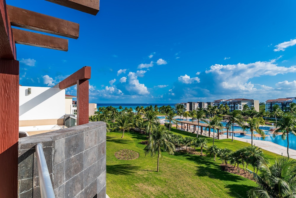 Mareazul Beach Condos Playa Del Carmen — Swimming pool in Playa del Carmen, Quintana Roo