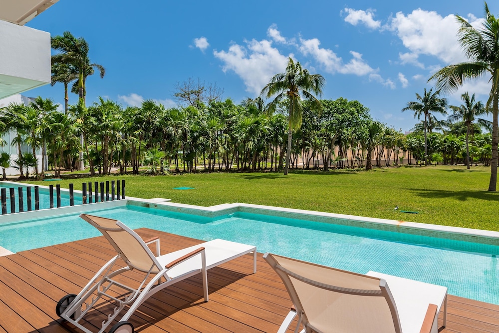 Mareazul Beach Condos Playa Del Carmen — Swimming pool in Playa del Carmen, Quintana Roo