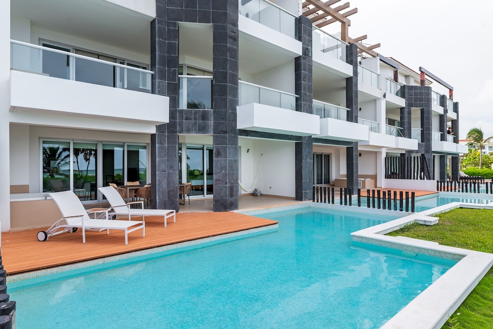 Mareazul Beach Condos Playa Del Carmen — Swimming pool in Playa del Carmen, Quintana Roo