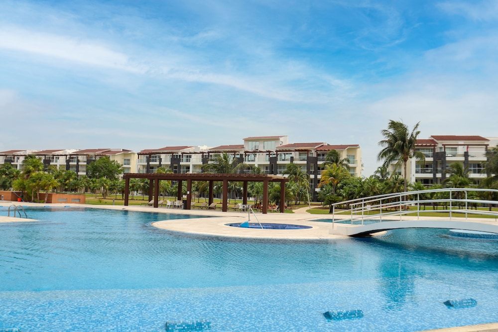 Mareazul Beach Condos Playa Del Carmen — Swimming pool in Playa del Carmen, Quintana Roo