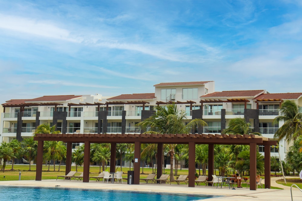 Mareazul Beach Condos Playa Del Carmen — Hotel building in Playa del Carmen, Quintana Roo