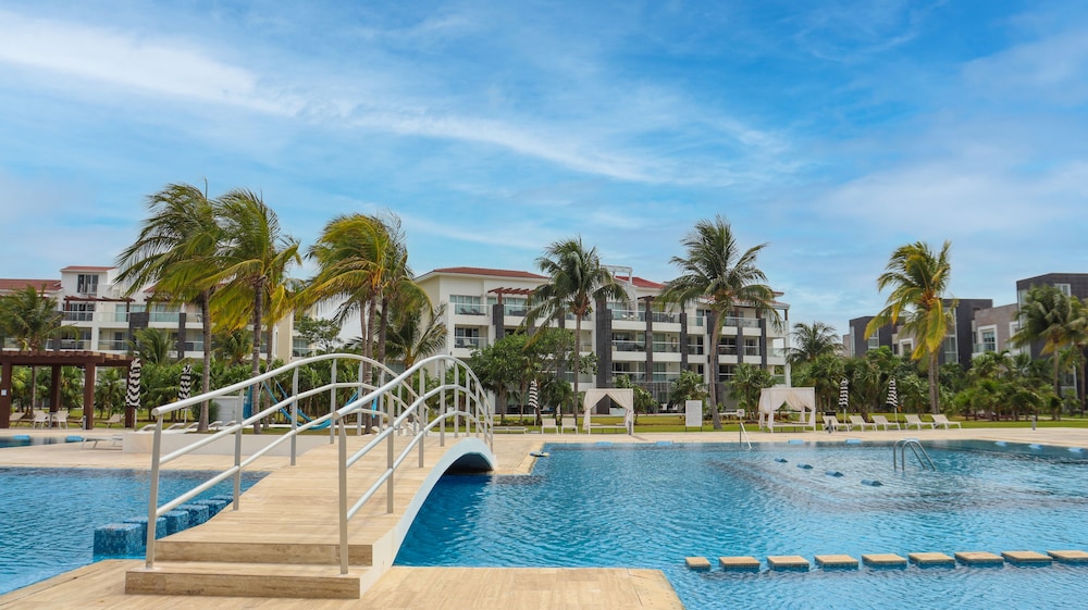 Mareazul Beach Condos Playa Del Carmen — Swimming pool in Playa del Carmen, Quintana Roo