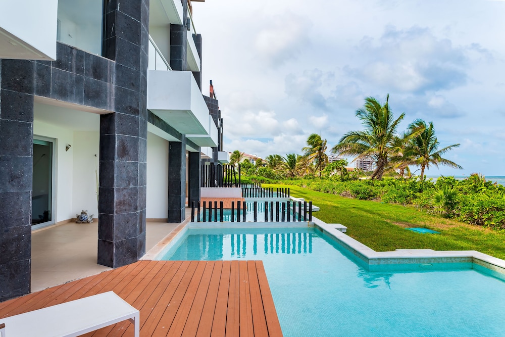 Mareazul Beach Condos Playa Del Carmen — Swimming pool in Playa del Carmen, Quintana Roo