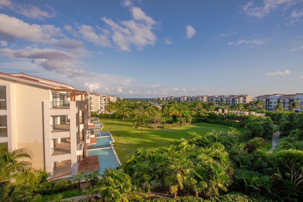 Mareazul Beach Condos Playa Del Carmen — Hotel building in Playa del Carmen, Quintana Roo