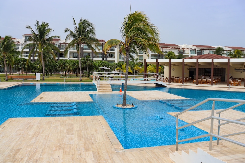 Mareazul Beach Condos Playa Del Carmen — Swimming pool in Playa del Carmen, Quintana Roo