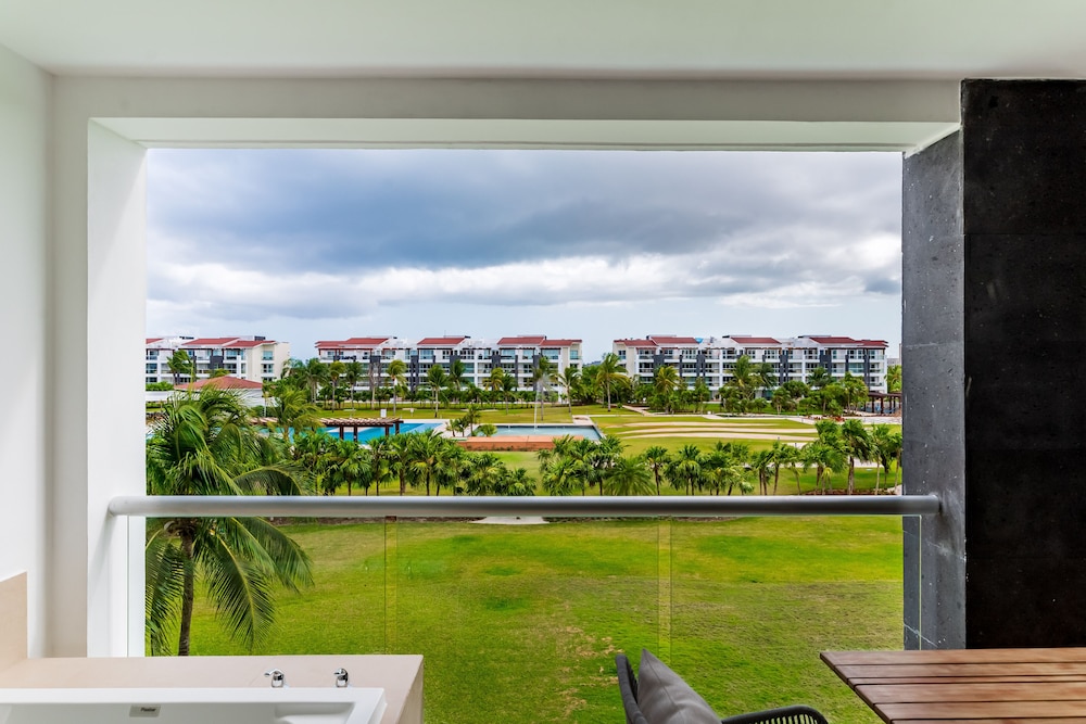 Mareazul Beach Condos Playa Del Carmen — Hotel building in Playa del Carmen, Quintana Roo