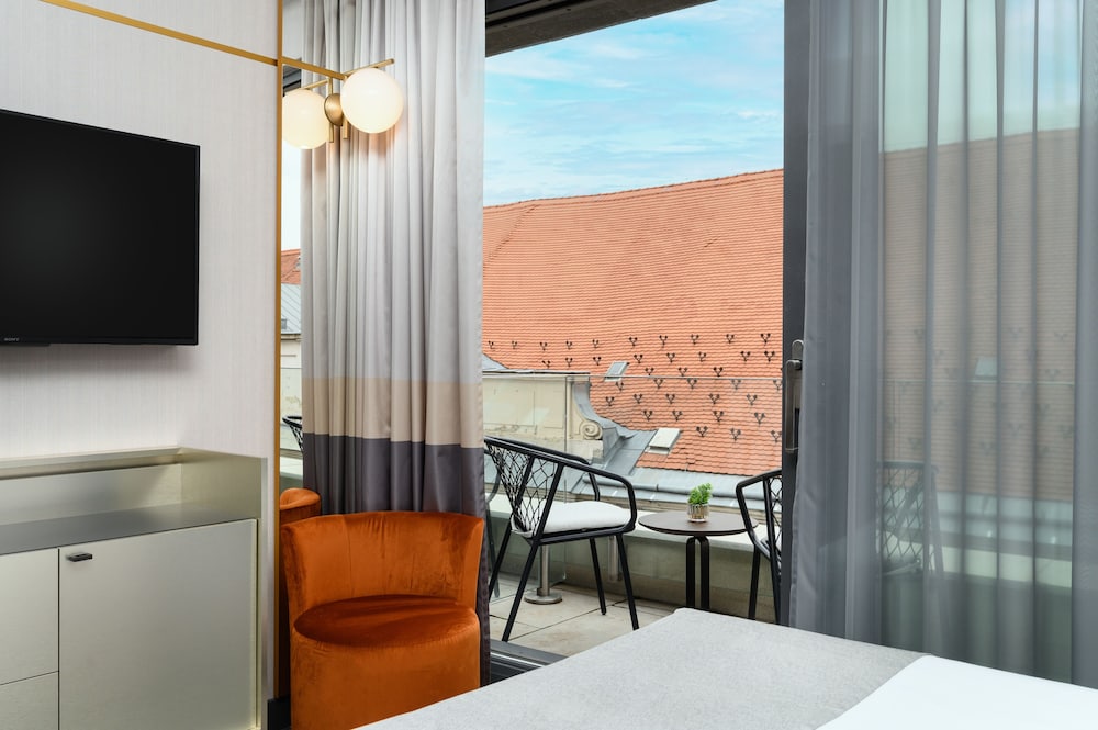 Emerald Hotel