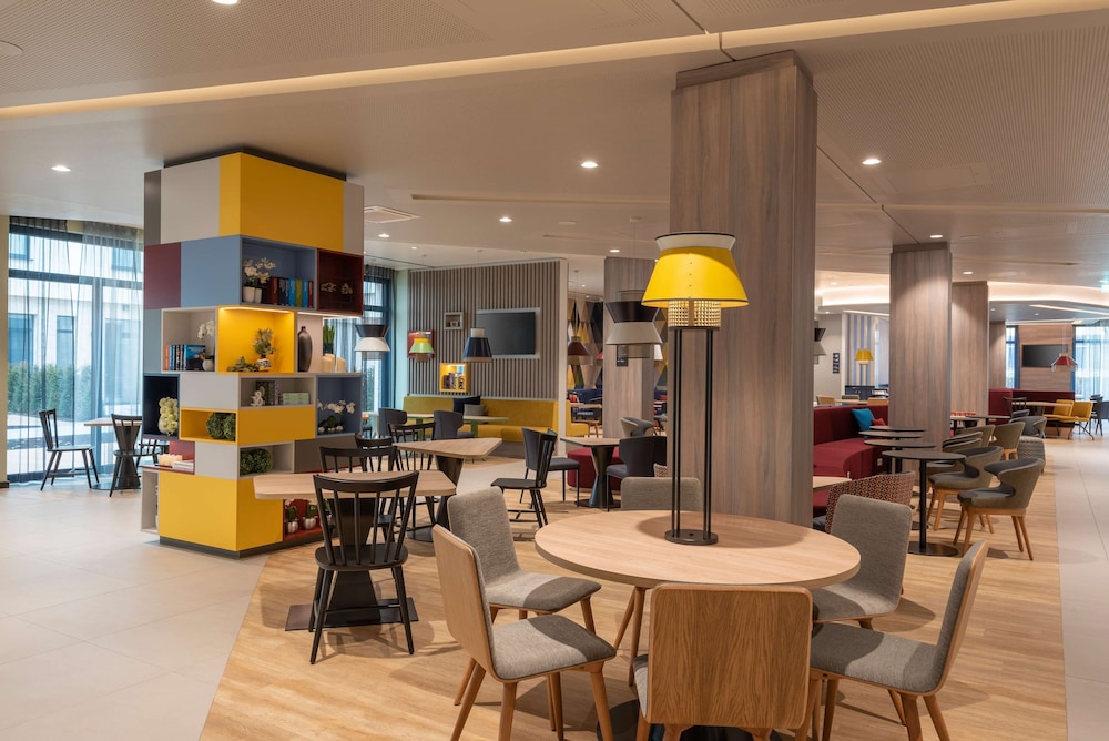 Hampton by Hilton Munich City North — Restaurant & bars in Munich, Bavaria