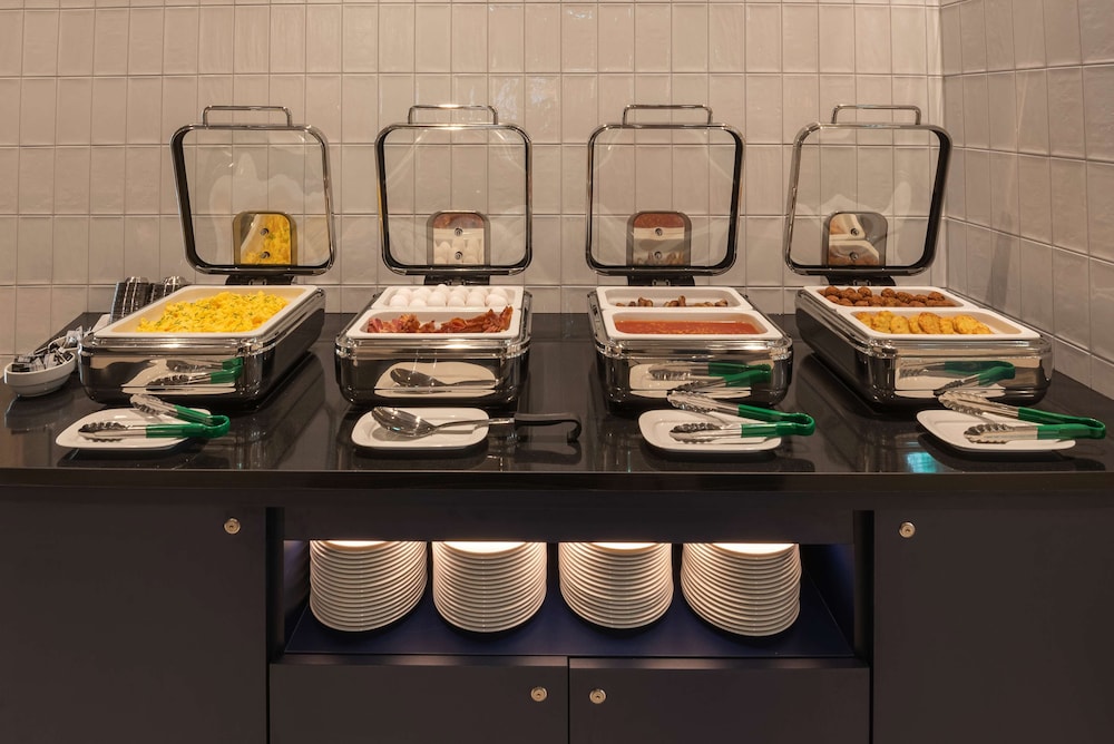 Hampton by Hilton Munich City North — Restaurant & bars in Munich, Bavaria