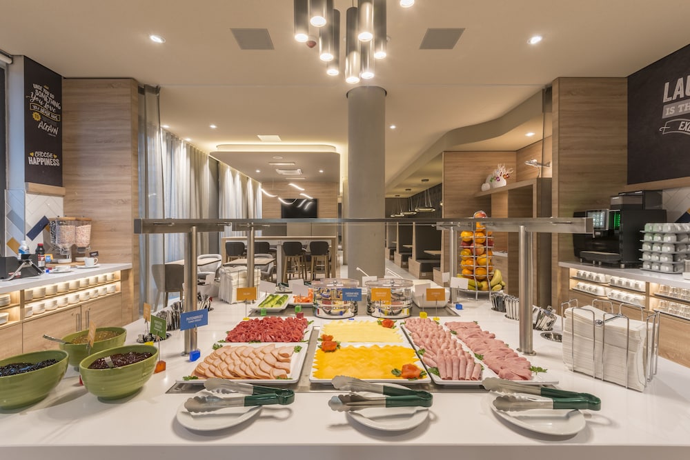 Hampton by Hilton Munich City North — Restaurant & bars in Munich, Bavaria